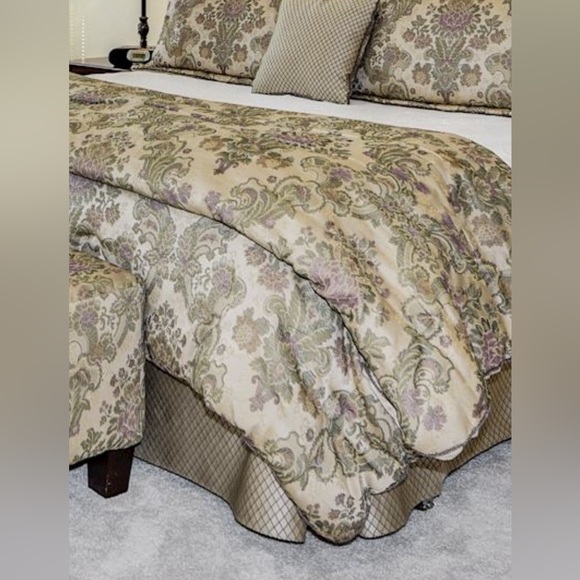 Windsor Croscill Comforter & Dust Ruffle - Picture 2 of 4